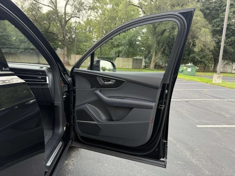 Certified Used 2025  Audi Premium Plus image 30