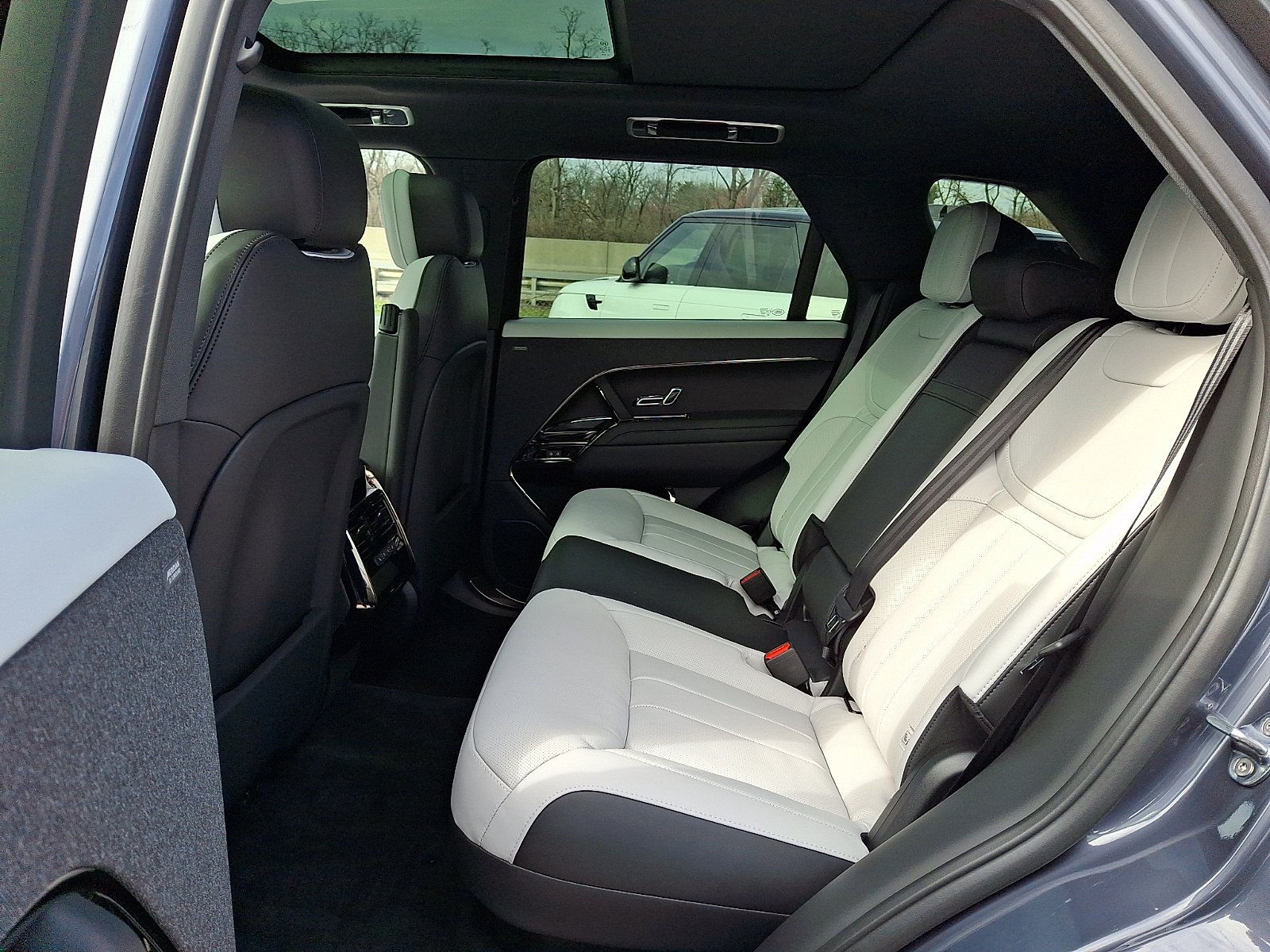 New 2026 Varesine Blue Land Rover P400 Dynamic SE image 5