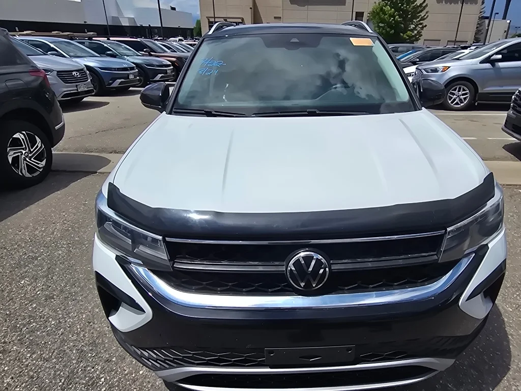 Used 2024 Pure White Volkswagen SE image 18