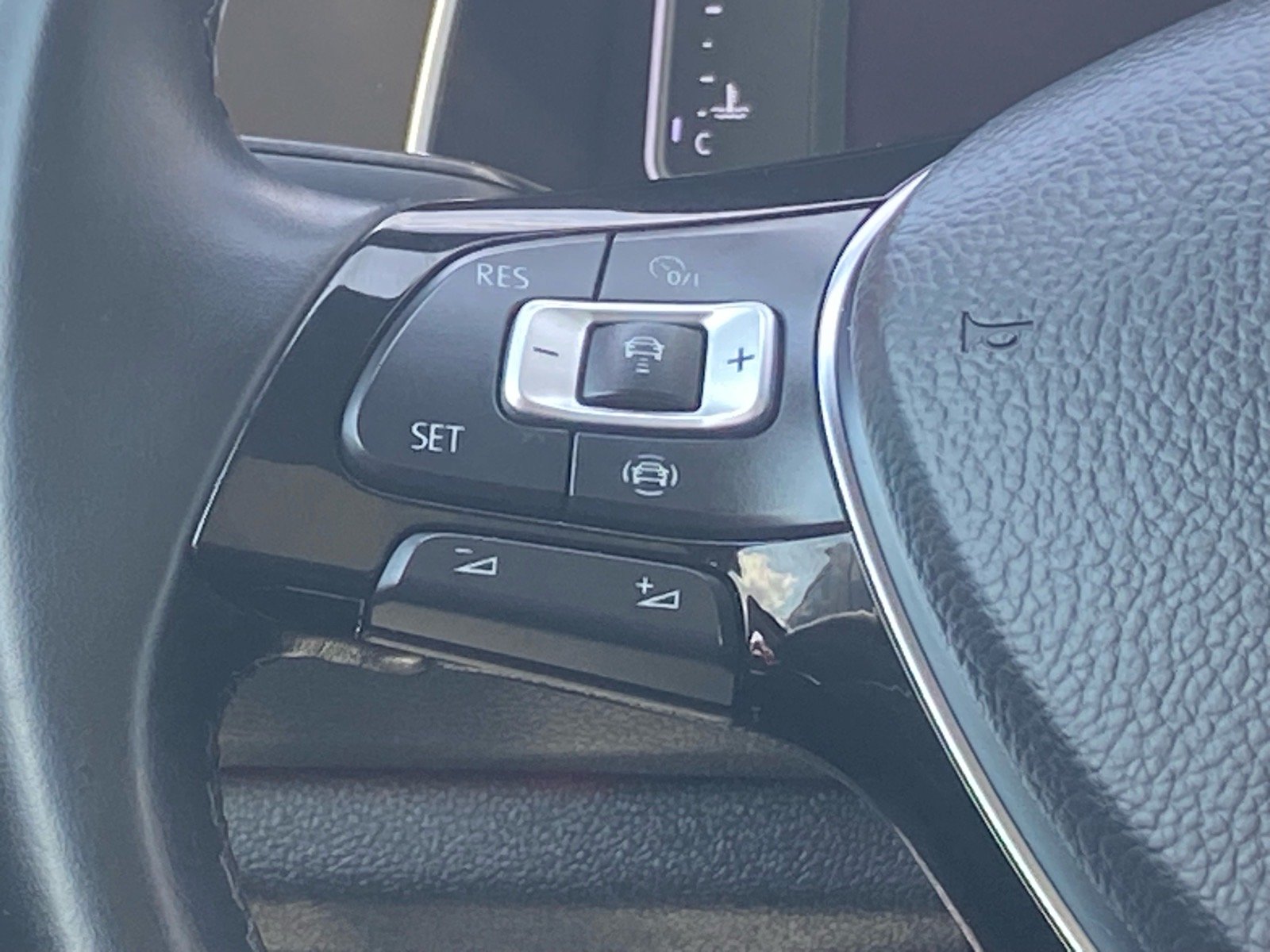 Used 2019 Red Volkswagen SEL image 4