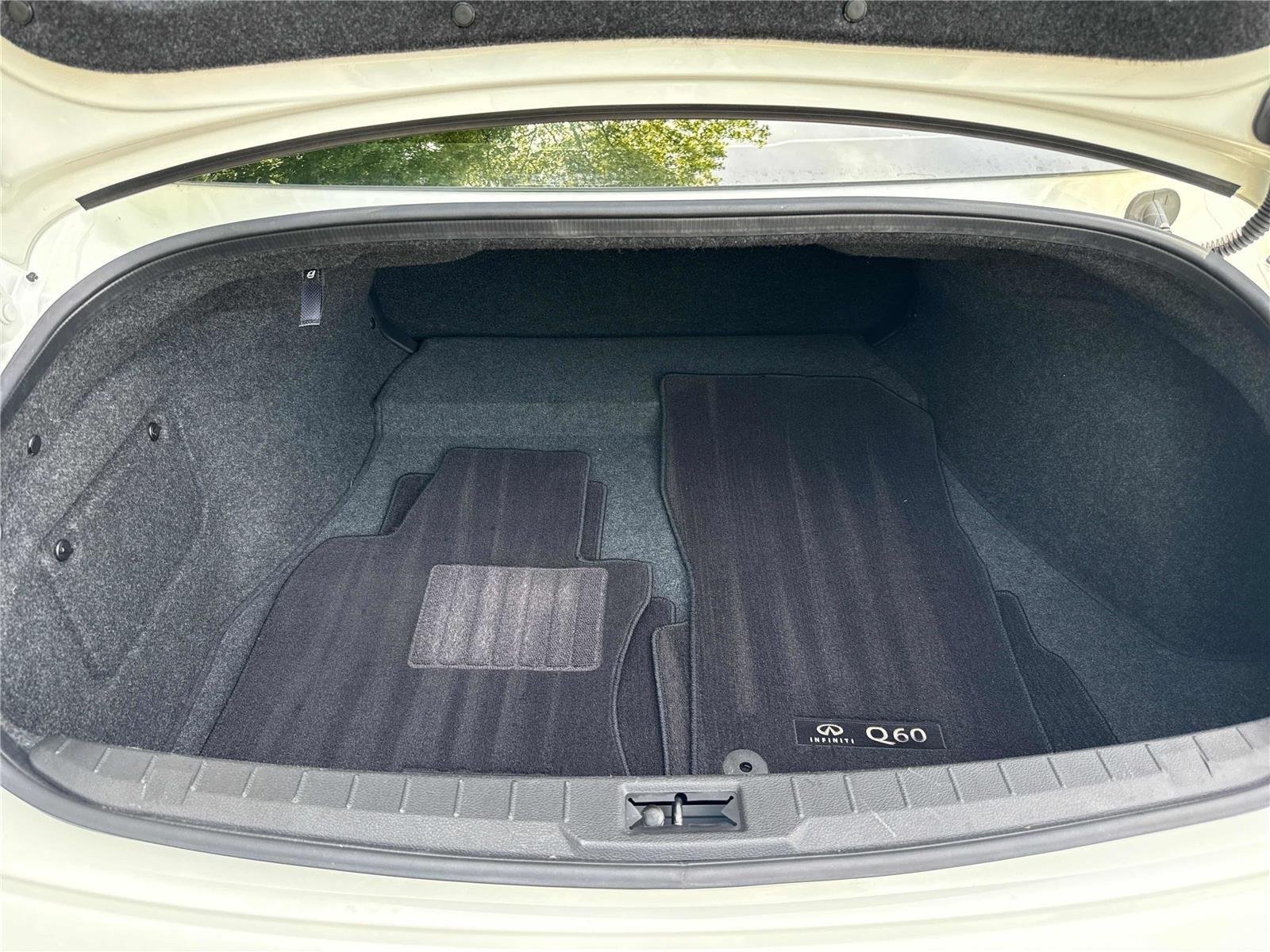 Used 2022 Pure White INFINITI LUXE image 32