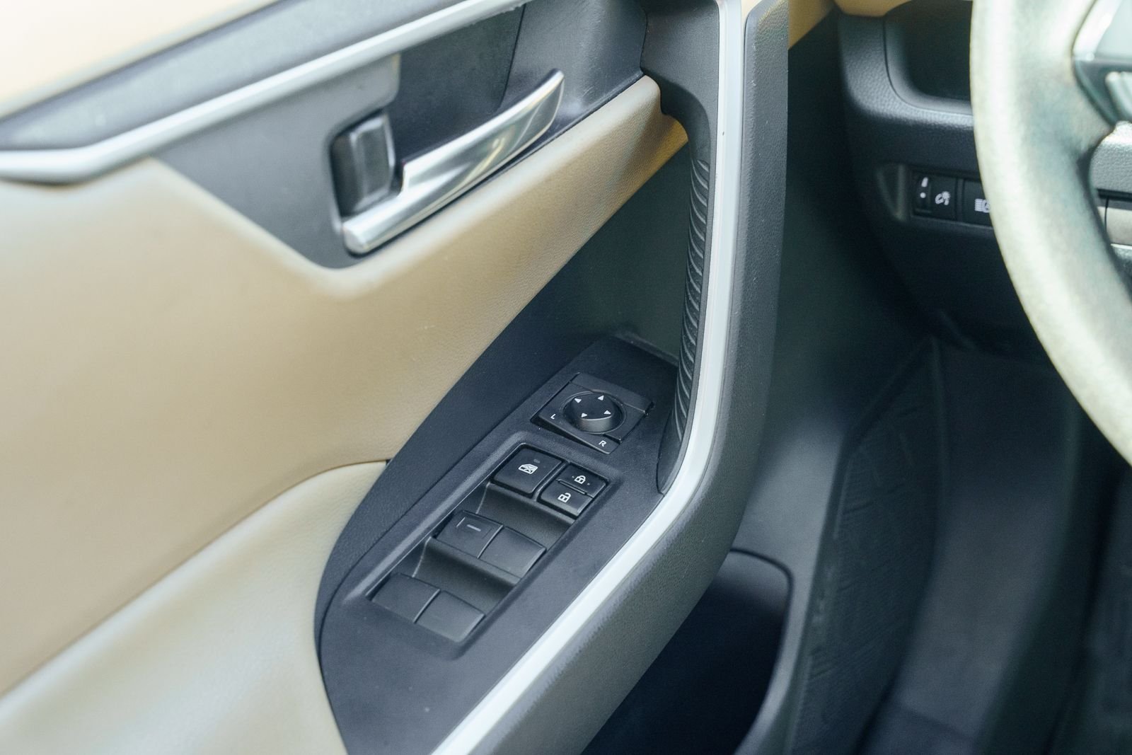 Used 2019 Red Toyota XLE image 27