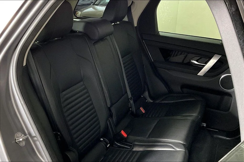 Used 2020  Land Rover SE image 26
