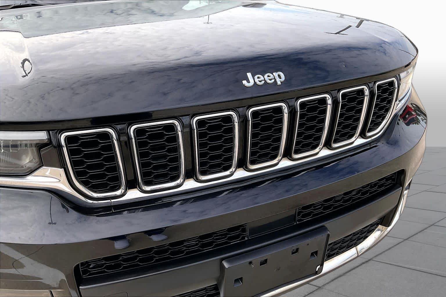 Used 2022 Diamond Black Crystal Pearlcoat Jeep Limited image 29
