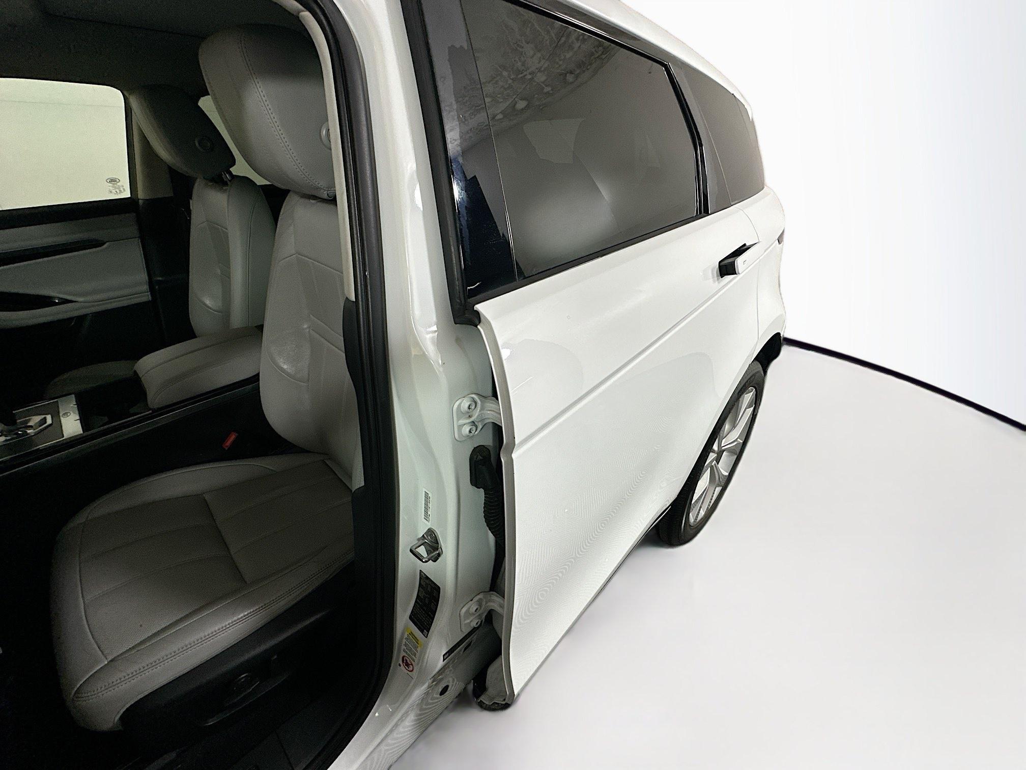 Used 2020 White Land Rover SE image 12