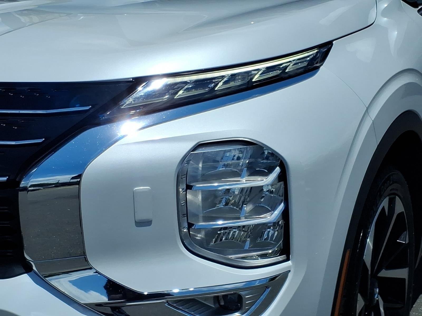 Used 2024 Alloy Silver Metallic Mitsubishi SE image 17