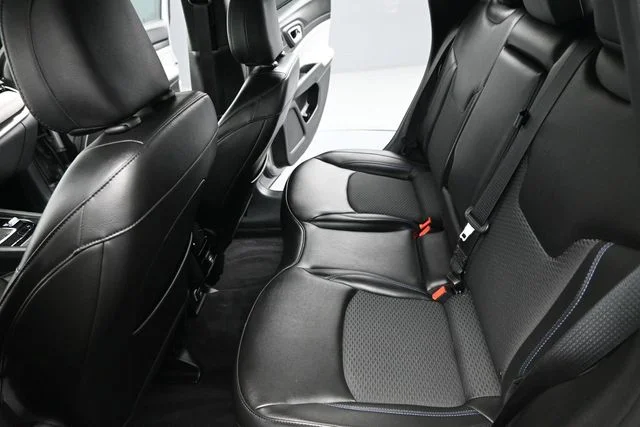 Used 2023 Silver Jeep Latitude image 18
