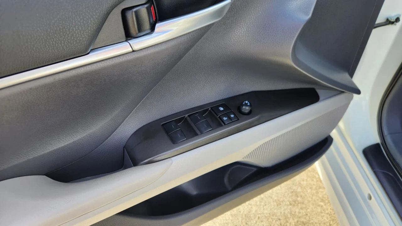 Used 2024  Toyota Hybrid SE image 23