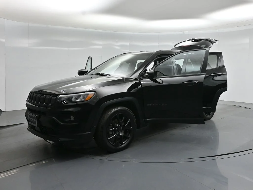 Used 2022 Black Jeep Altitude image 26