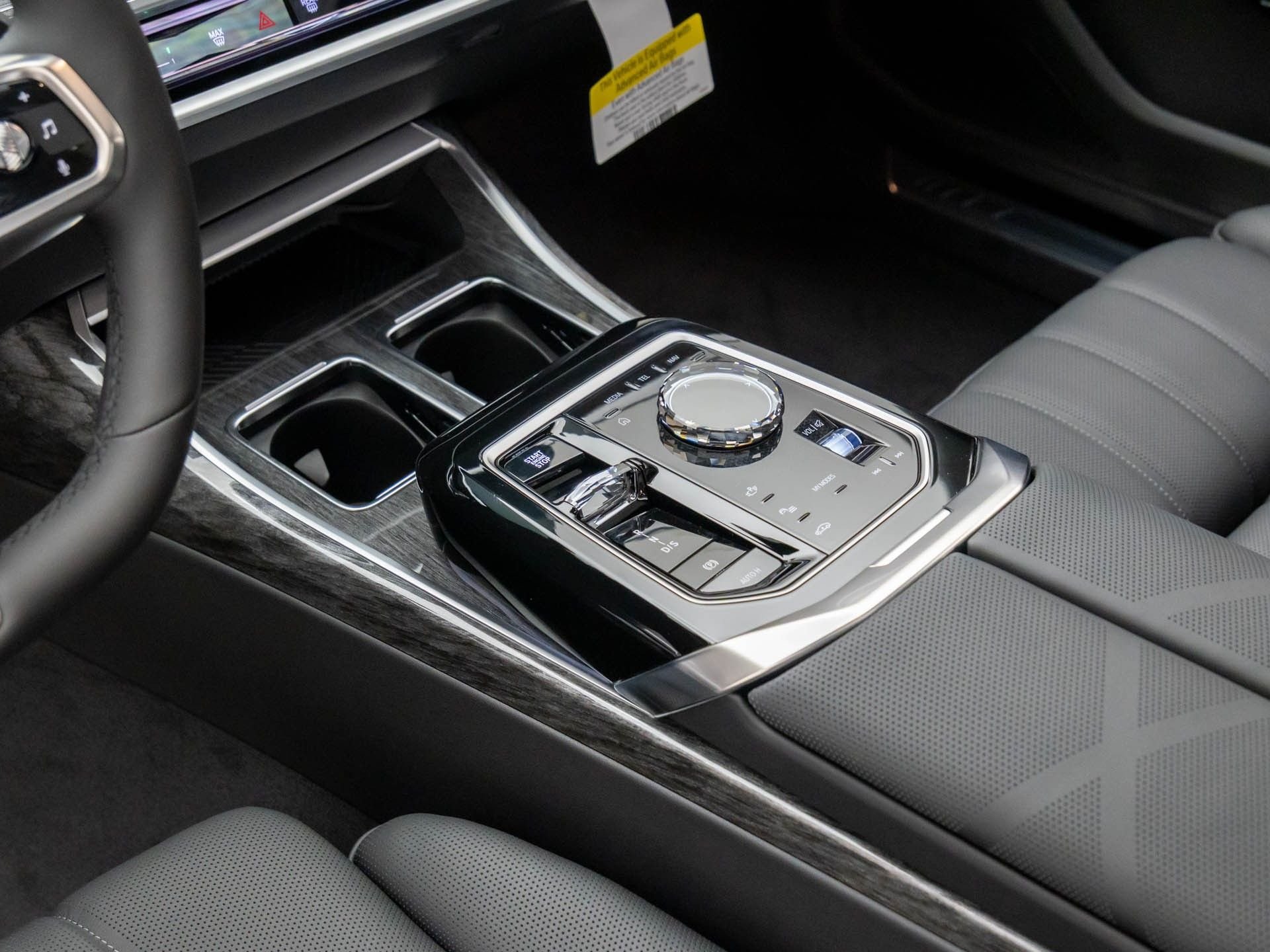 2025 BMW 7 Series 750e - Photo 13