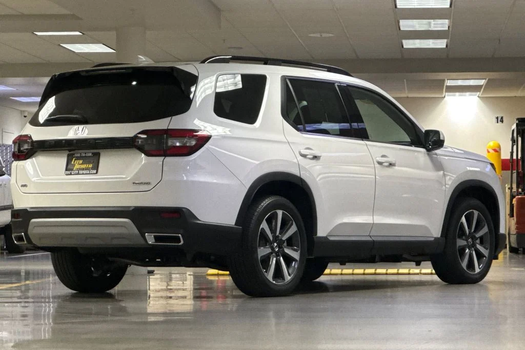 Used 2025  Honda Touring image 4