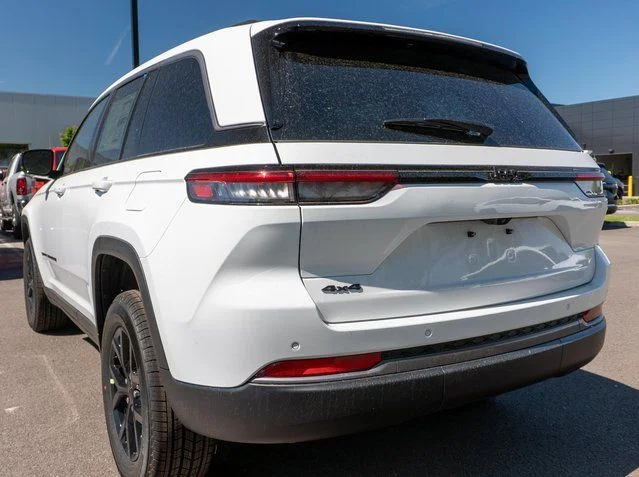New 2026 Bright White Clear-Coat Exterior Paint Jeep Altitude image 7