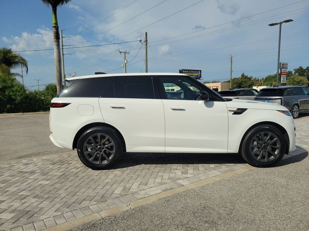 New 2026 Fuji White LAND ROVER Dynamic SE image 6