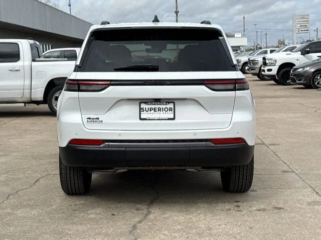 New 2026 Bright White Clear-Coat Exterior Paint Jeep Altitude image 4