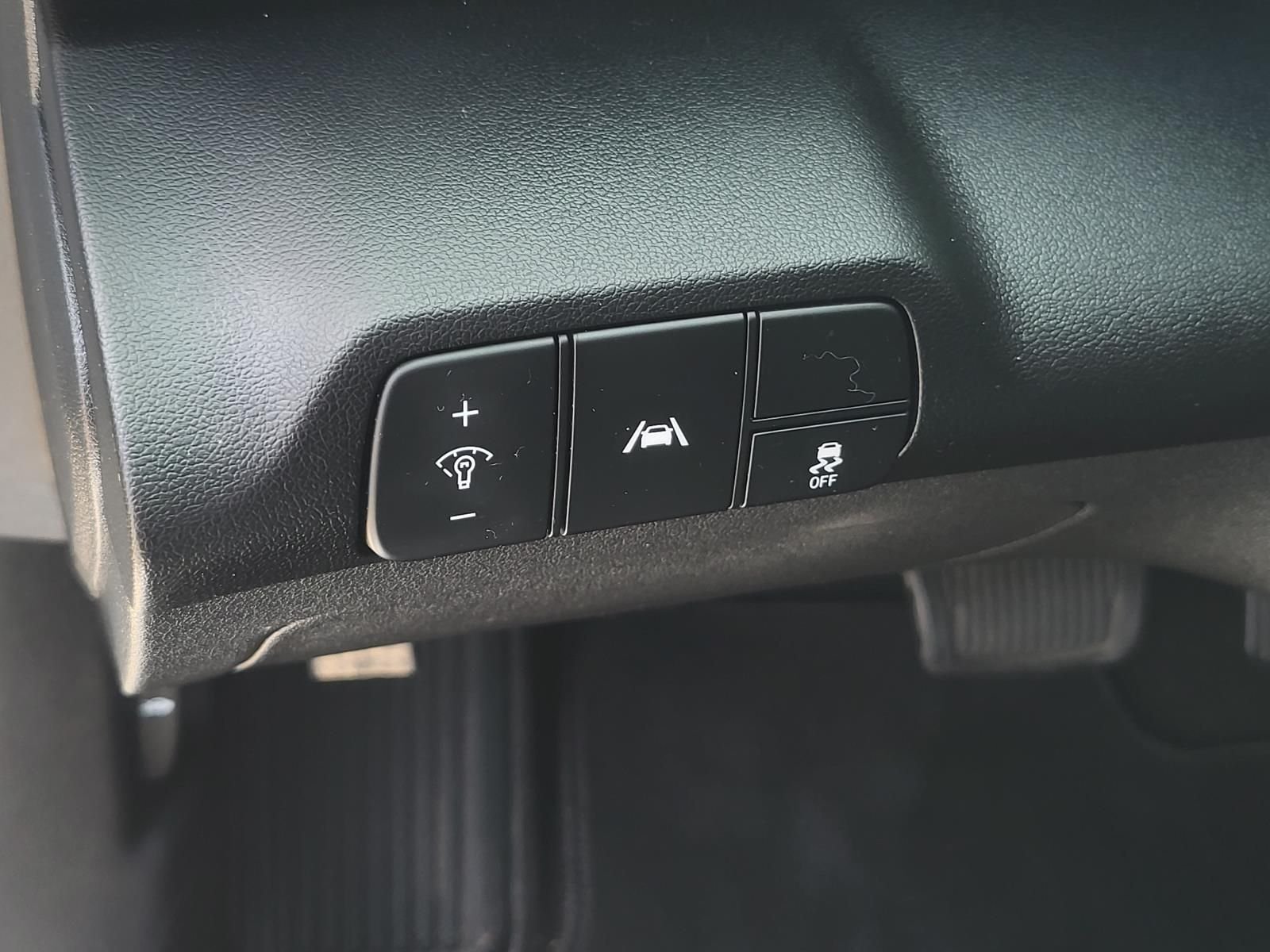 Used 2022 Quartz White Hyundai Limited image 18