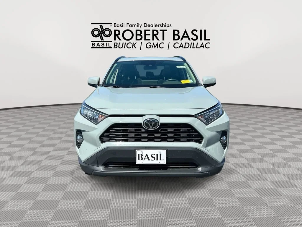 Used 2020  Toyota XLE image 3