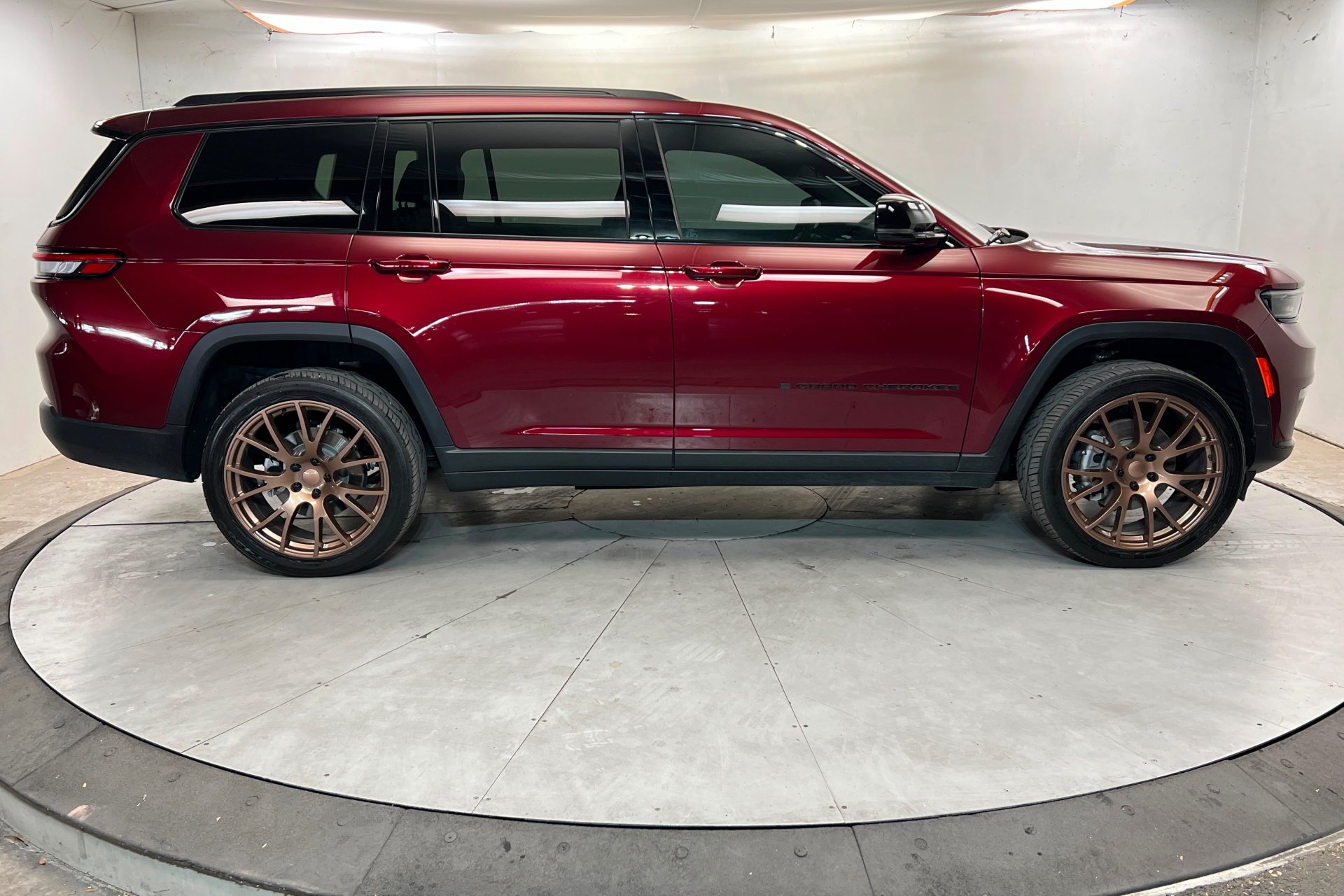 Used 2025 Velvet Red Pearlcoat Jeep Limited image 7