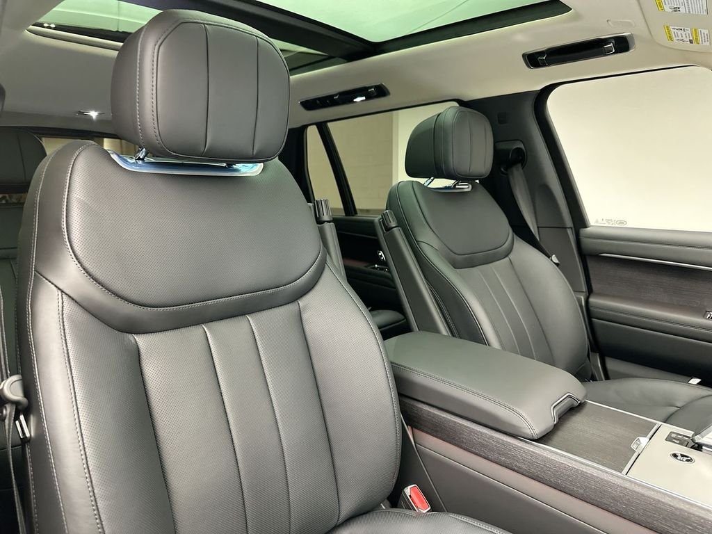 Certified Used 2025 Fuji White Land Rover SE image 4