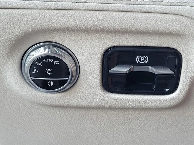 Used 2023 Beige Mercedes-Benz 450 image 13
