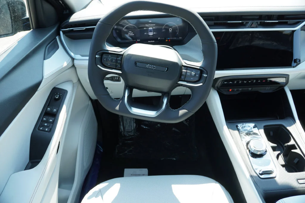 New 2026 Diamond Black Crystal Pearl-Coat Exterior Paint Jeep Limited image 13