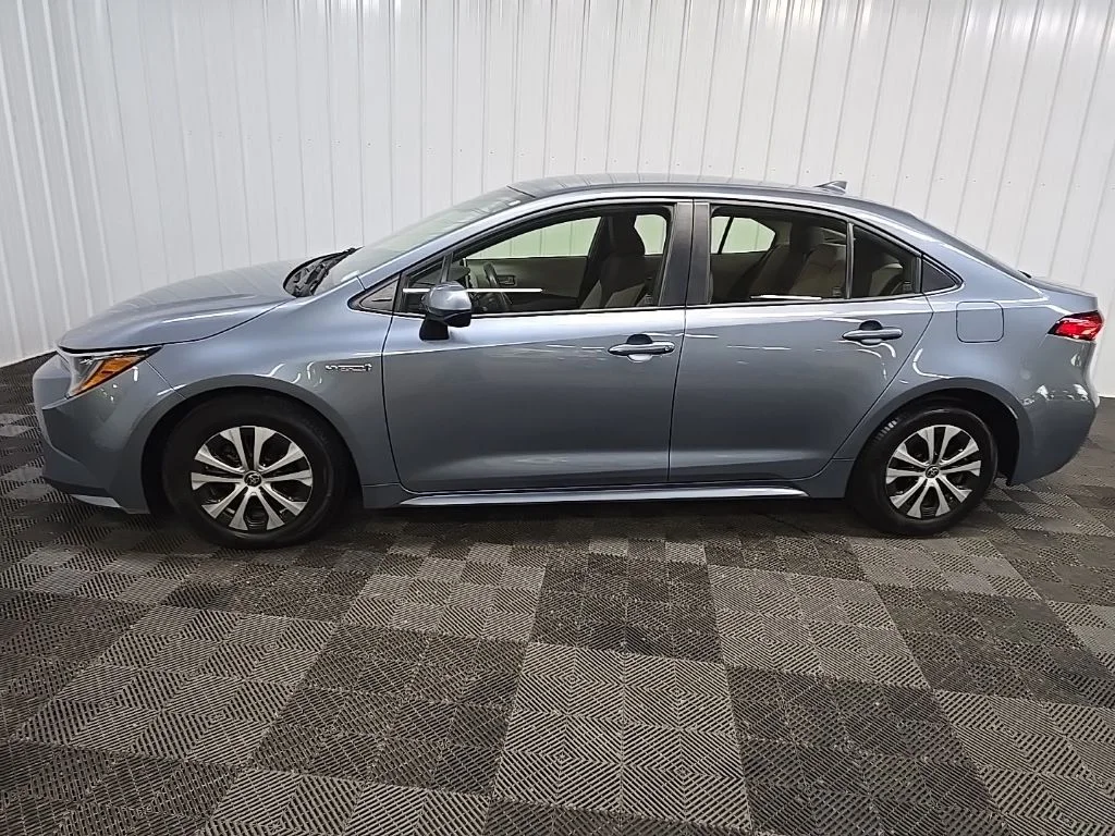 Used 2021  Toyota LE image 5