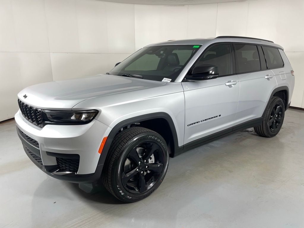 New 2025 Silver Zynith Exterior Paint Jeep Altitude image 4