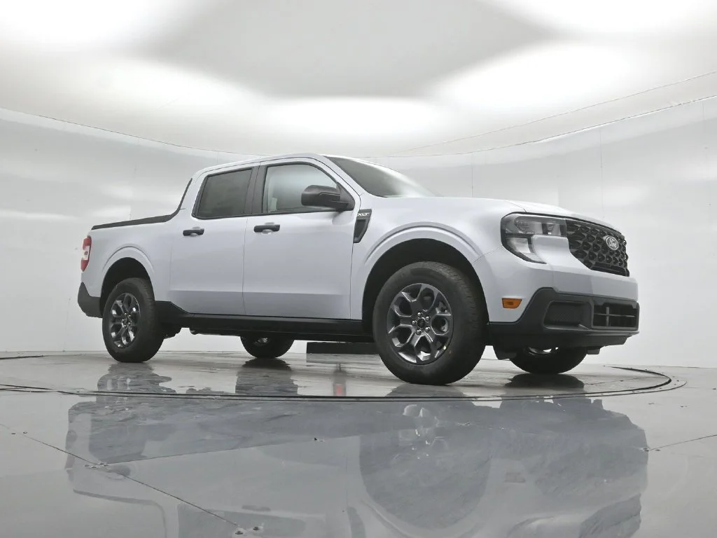 New 2026 Space White Metallic Ford XLT image 3
