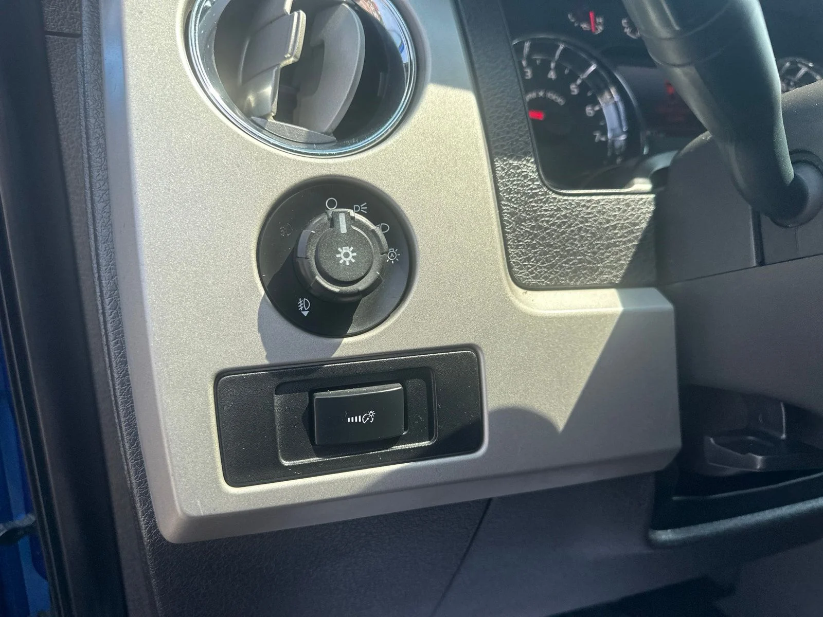 Used 2012 Blue Ford XL image 15