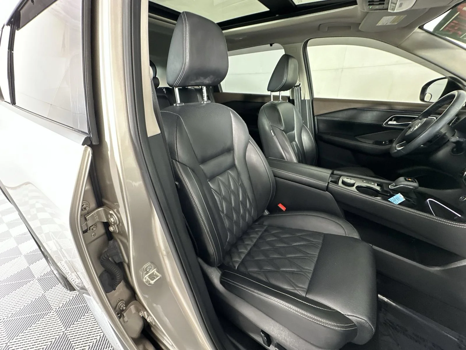 Certified Used 2021 Gold Nissan Platinum image 27