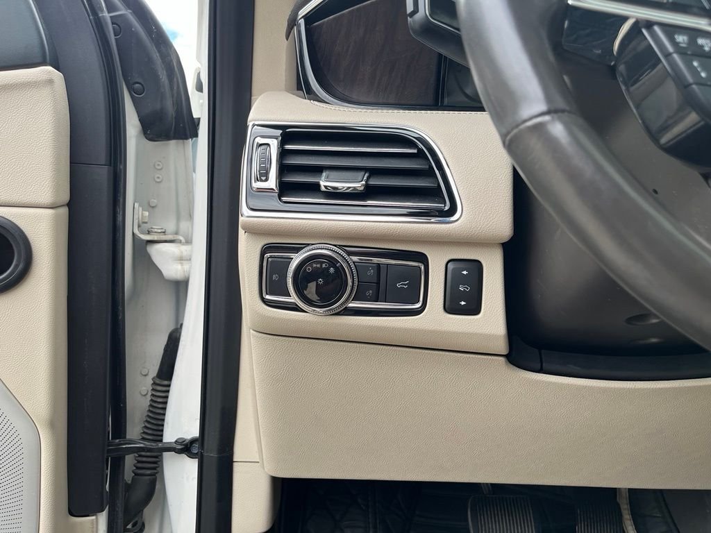 Used 2020 White Lincoln Reserve image 22