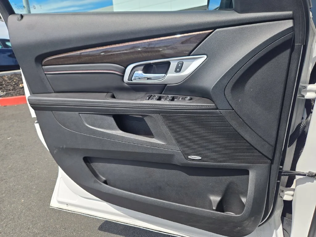 Used 2016 White Frost GMC Denali image 17