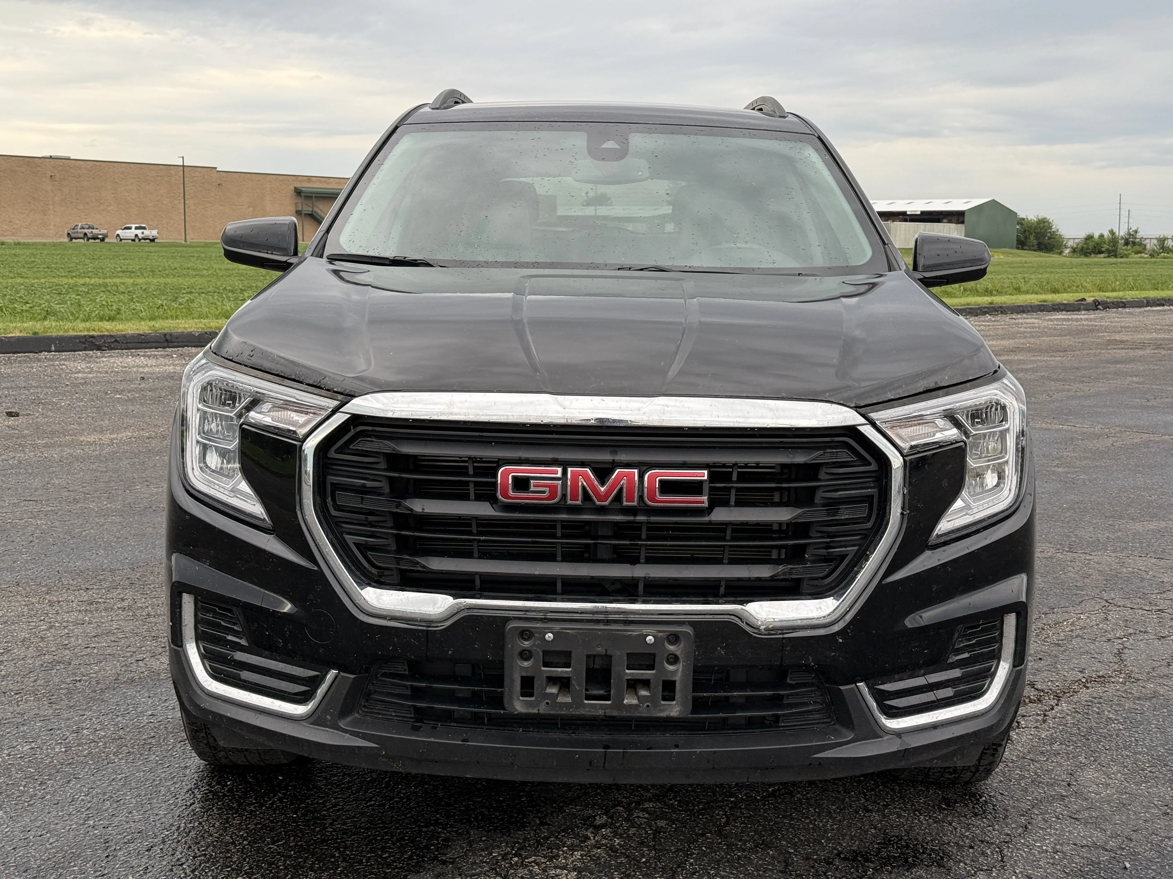 Used 2024 Ebony Twilight Metallic GMC SLE image 9