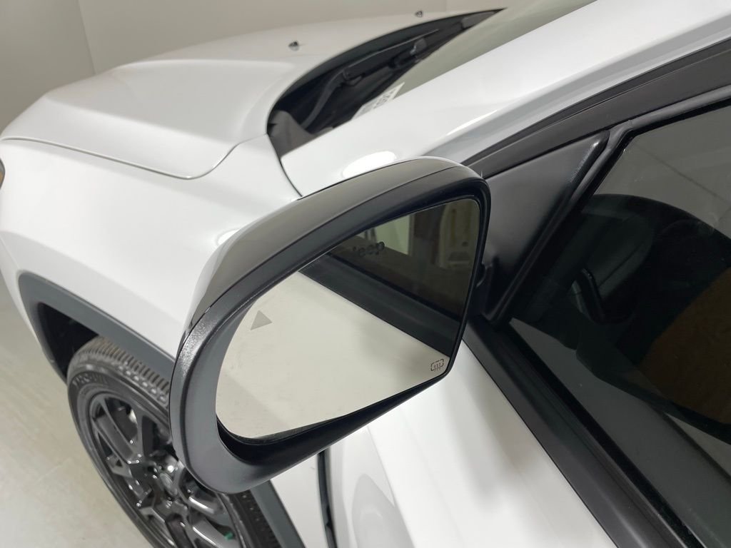 New 2026 Bright White Clearcoat Jeep Latitude image 13