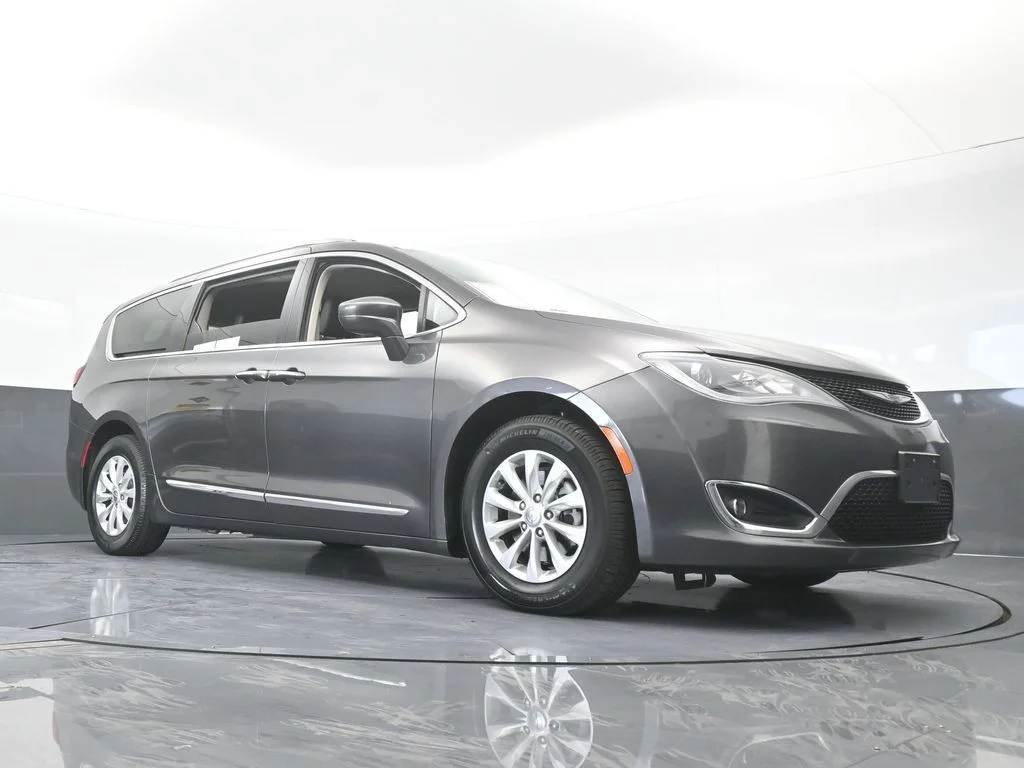Used 2019 Granite Crystal Metallic Clearcoat Chrysler Touring L image 66