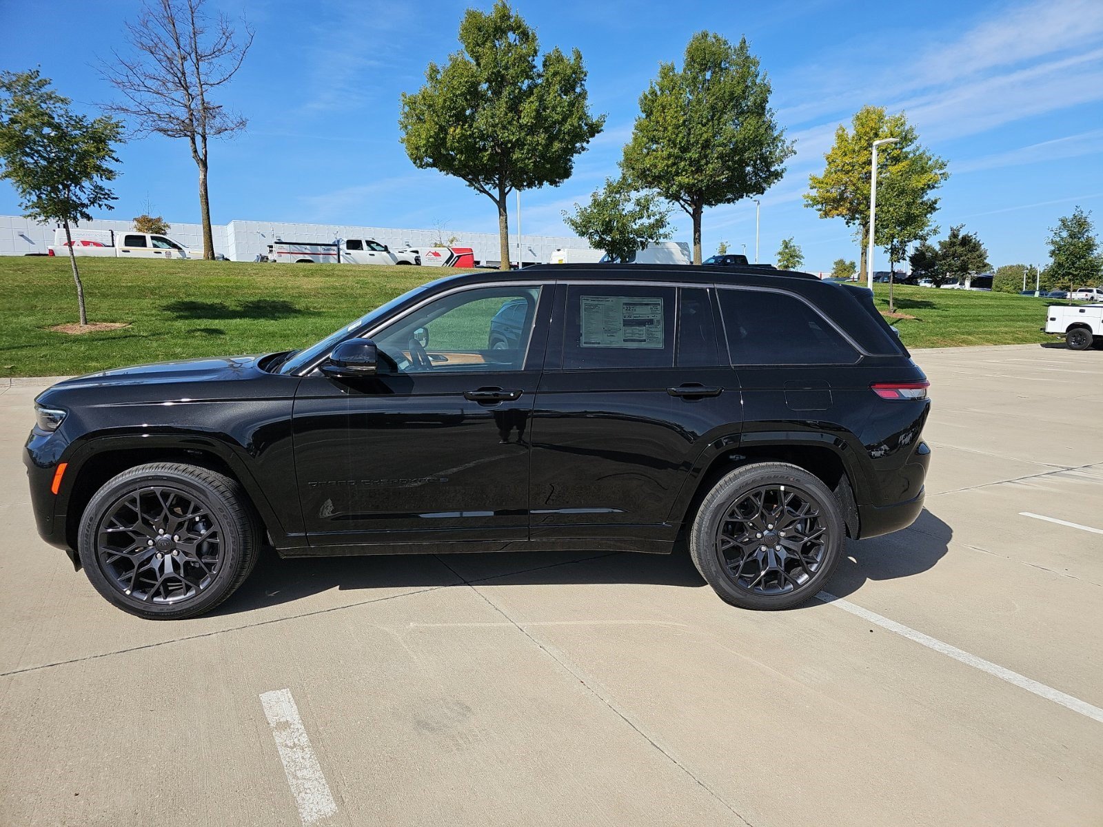 New 2026 Diamond Black Crystal Pearlcoat Jeep Summit image 2