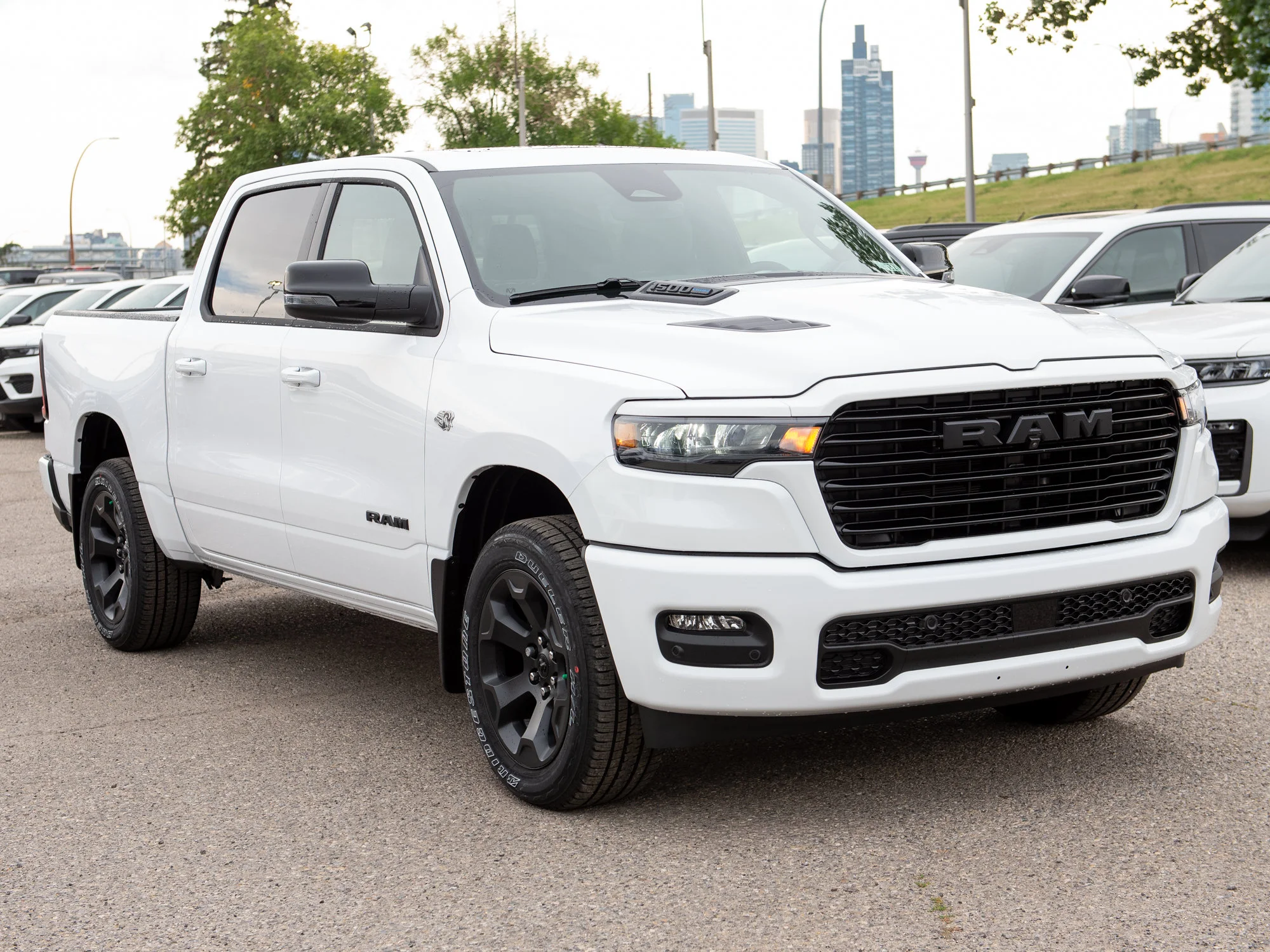 New 2026 White RAM Sport* Crew Cab 4x4, Panoramic Sunroof, 3.92 Rear Axle, Heated Seats/Wheel image 10