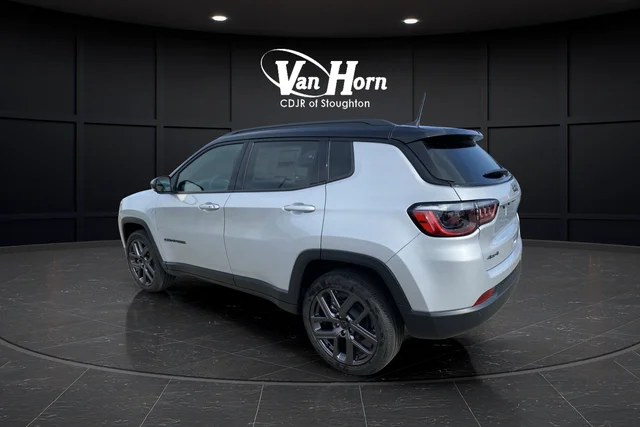 New 2025 Silver Zynith Metallic Clear-Coat Exterior Paint Jeep Limited image 3