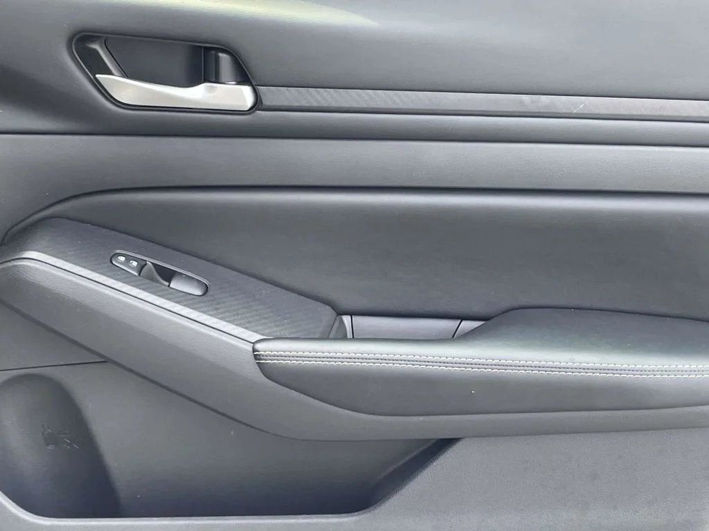 Used 2025 Silver Nissan 2.5 SV image 13