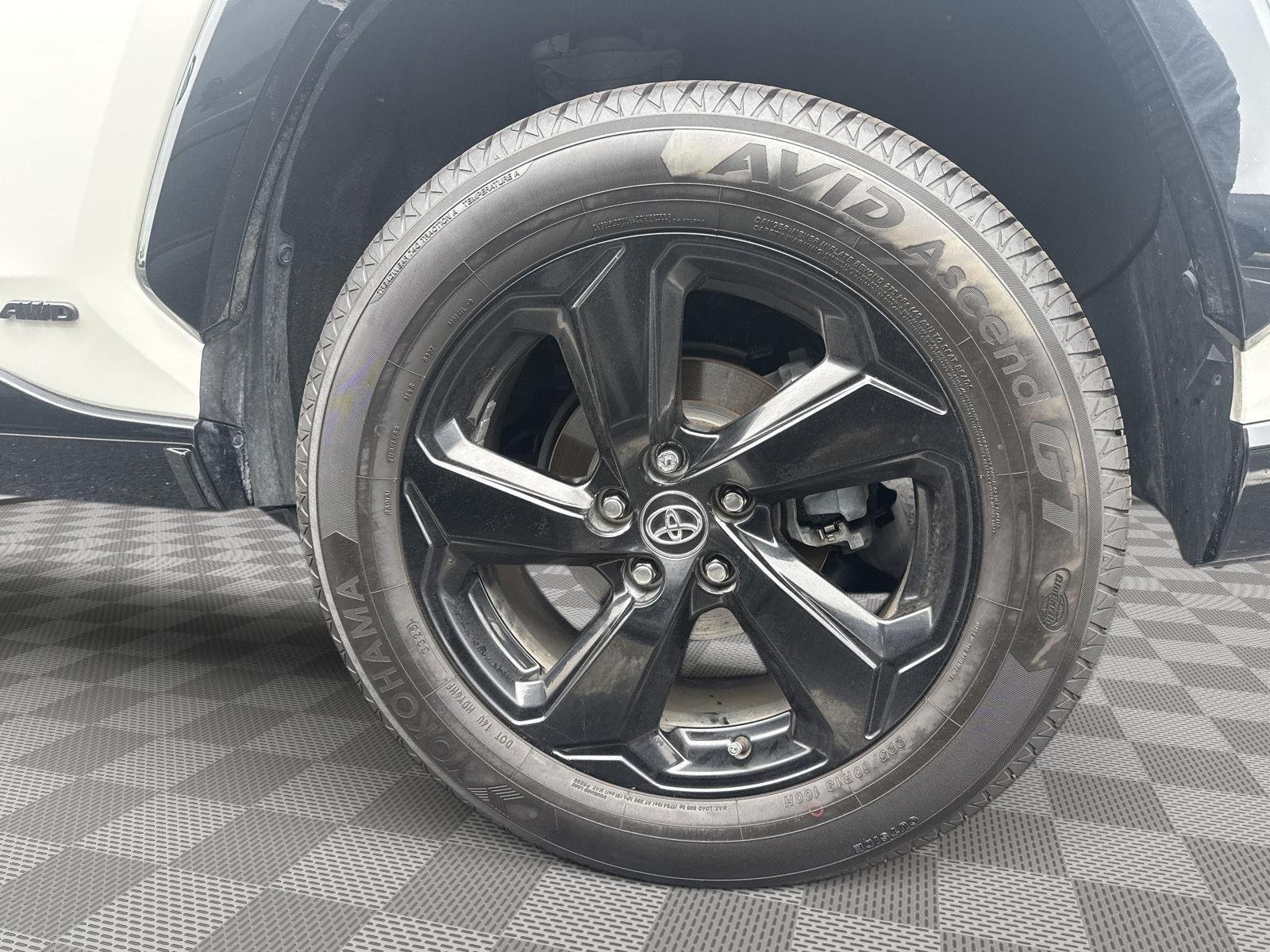 Used 2020 Blizzard Pearl w/Midnight Black Metallic Roof Toyota Hybrid XSE image 12