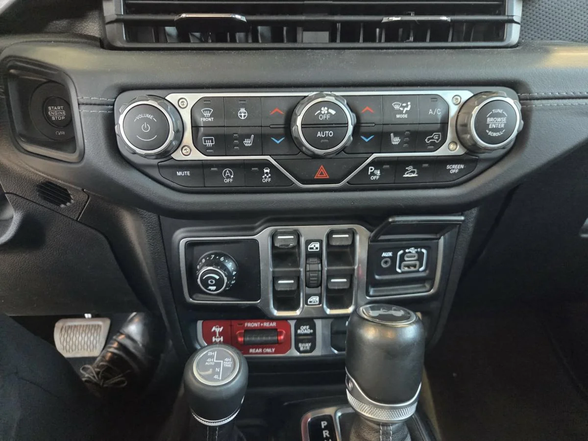 Used 2024 Silver Jeep Rubicon X 4 portes 4x4 TOIT DUR CUIR SIEGES ET VOLANTS CHAUFFANTS CAMÉRA AIR BLUETOOTH image 11
