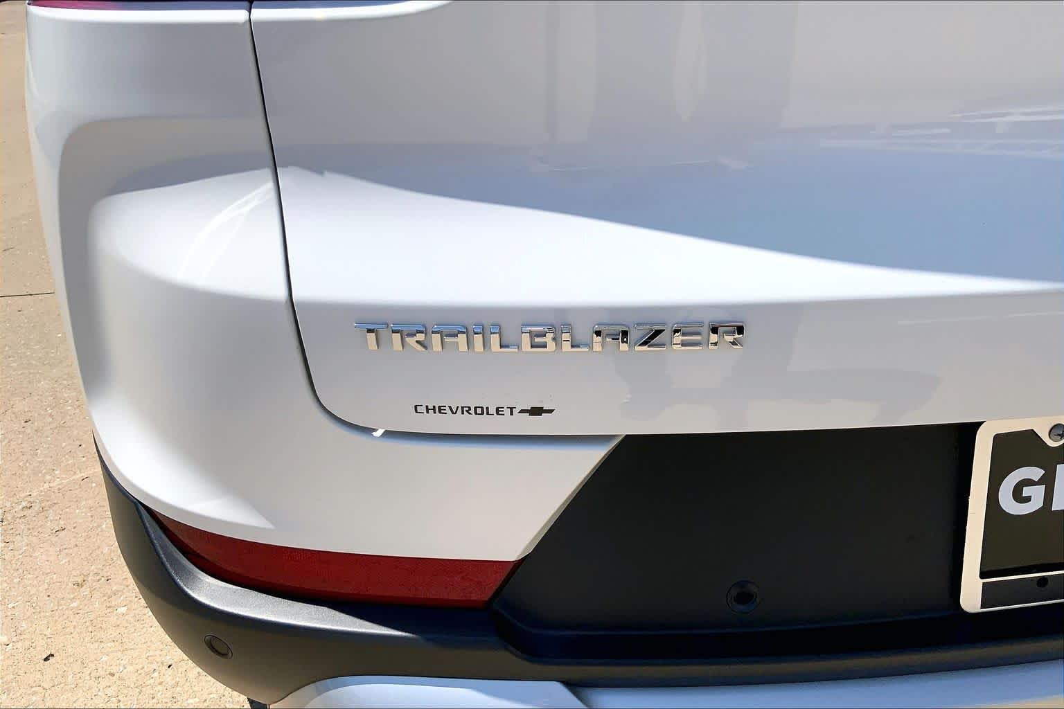 Used 2026 Summit White Chevrolet LT image 31