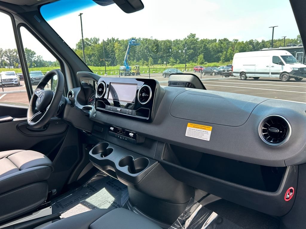 New 2026 Arctic+White Mercedes-Benz Cargo 144 WB image 24