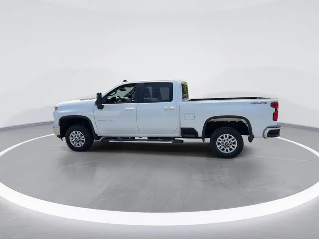 Used 2025 White Chevrolet LT image 5