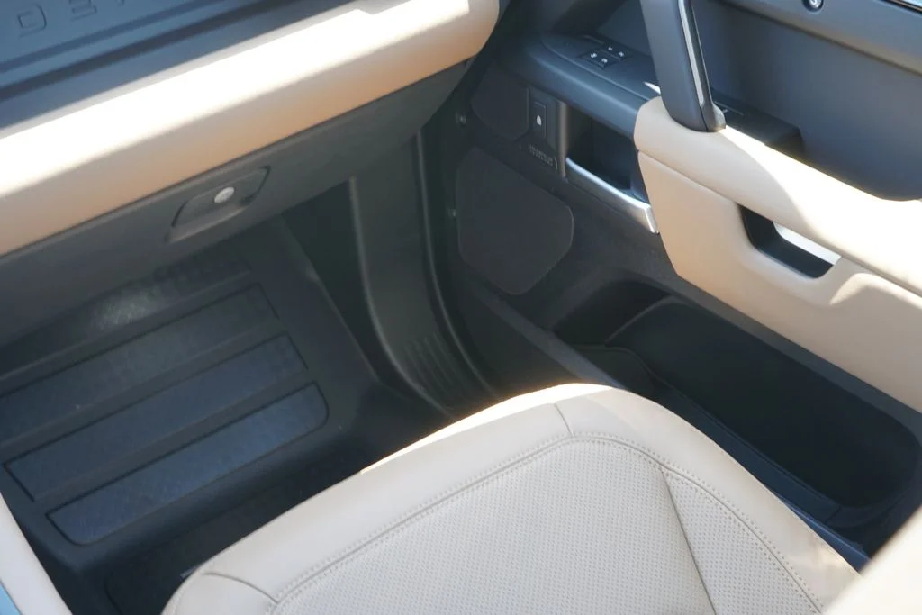 New 2026 Black Land Rover X-Dynamic SE image 28