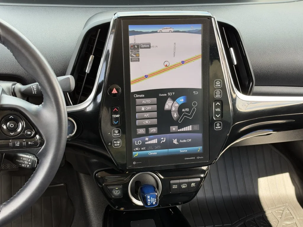 Used 2020 White Toyota XLE image 18