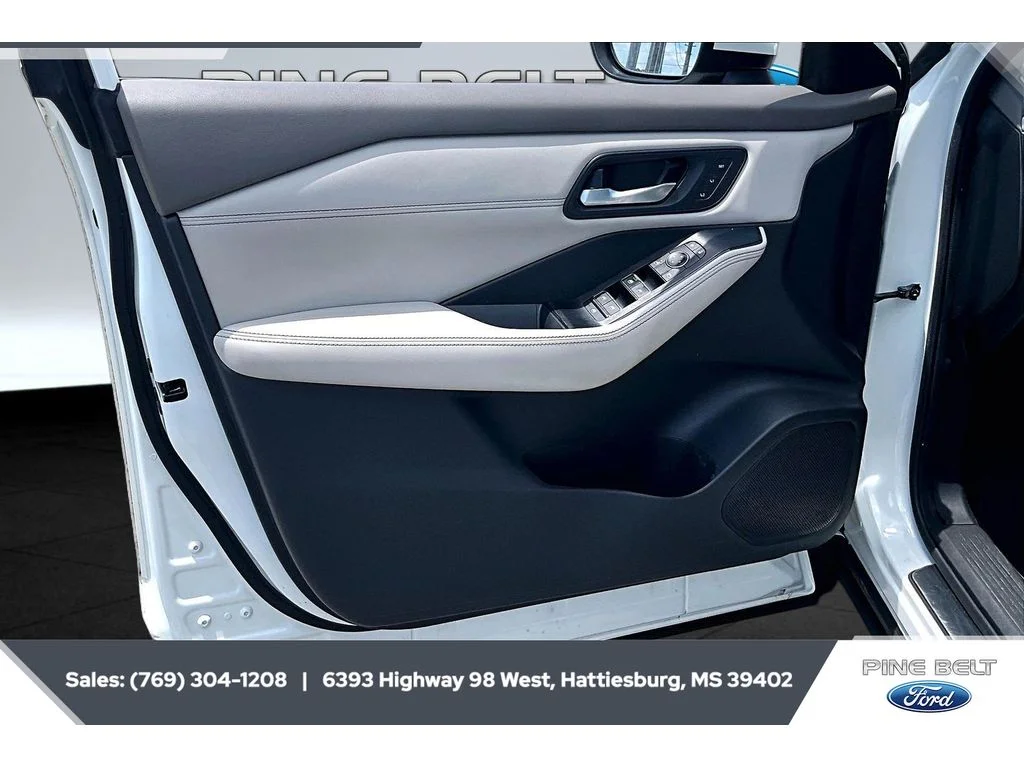 Used 2023 Pearl White Tricoat Nissan SL image 17
