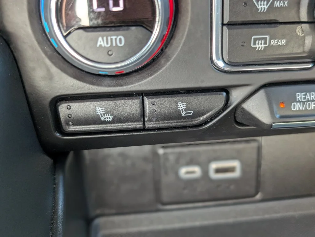 Used 2023 White Chevrolet Z71 image 31