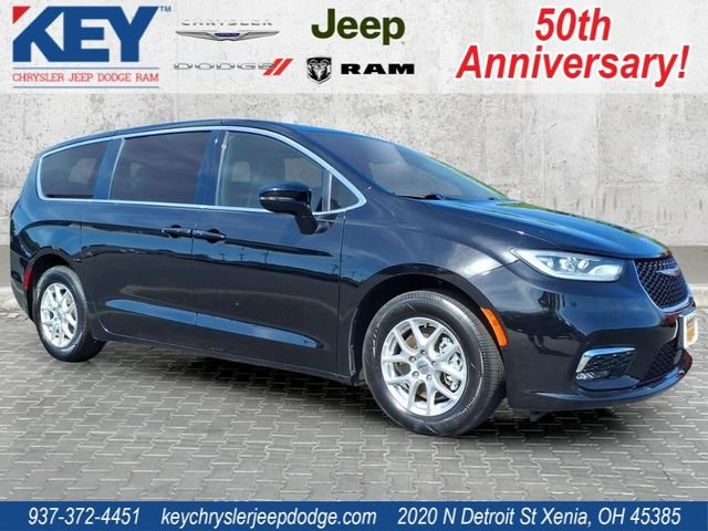 2025 Chrysler Pacifica Select's photo