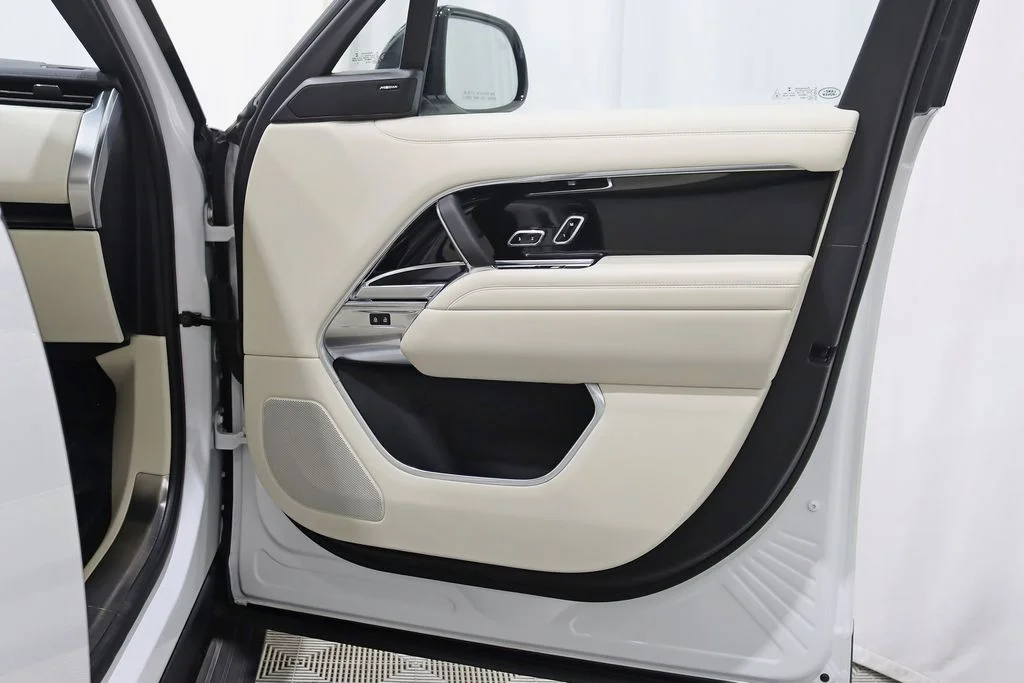 Used 2023 White Land Rover SE image 33