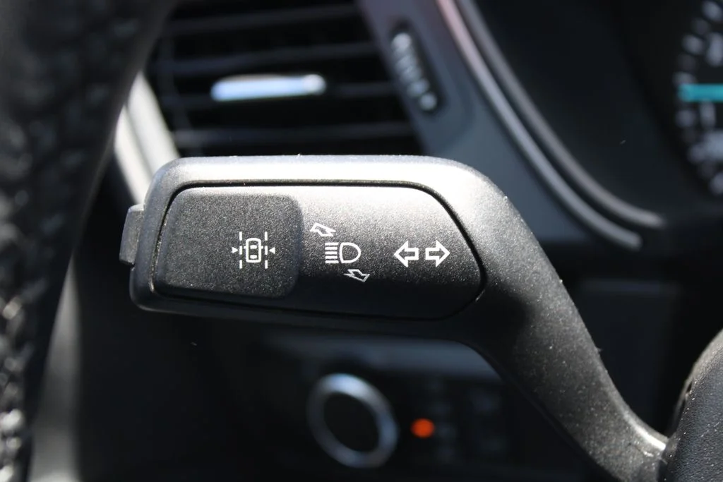 Used 2022 Oxford White Ford SE image 34